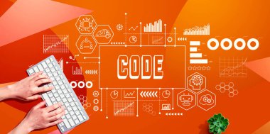 Bir bilgisayar klavyesi kullanan kişi ile kod