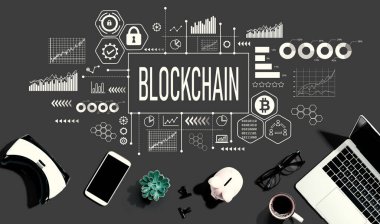 Elektronik aletler ve ofis malzemeleriyle engelleme teması - düz konum
