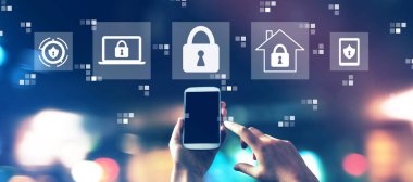 Geceleri bulanık şehir ışıklarıyla siber güvenlik teması