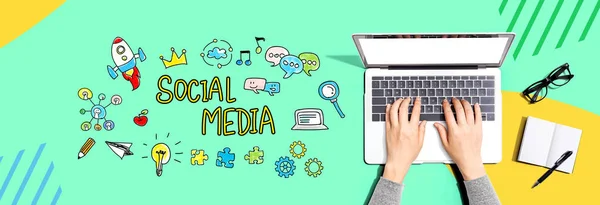 Social Media Con Persona Che Utilizza Computer Portatile — Foto Stock