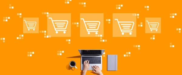Online Vásárlási Téma Laptoppal Dolgozó Személlyel — Stock Fotó