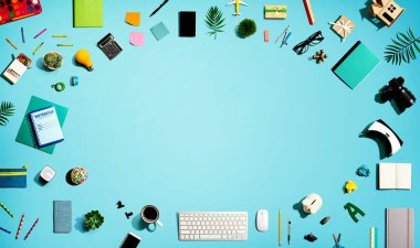 Elektronik aletler ve ofis malzemeleri koleksiyonu.