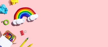 Gökkuşağı manzaralı okul malzemeleri düz yerde yatıyordu.