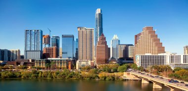 Austin Teksas şehir merkezi. Colorado nehri manzaralı.