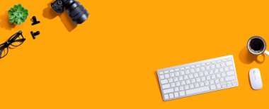 Yukarıdan bilgisayar klavyesi ve SLR kamerası