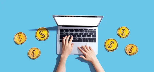Person Die Einen Laptop Mit Münzen Benutzt Online Verdienen Von — Stockfoto