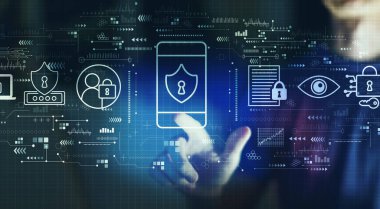 Geceleri dijital ekrana dokunan genç adamın veri gizliliği kavramı