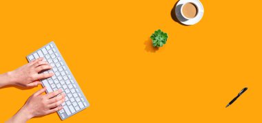 Bir bilgisayar klavyesi kullanan kadın - genel görünüm