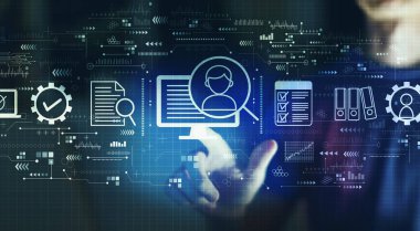 Genç adamın gece dijital ekrana dokunduğu belge yönetim sistemi kavramı