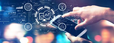 Geceleri bulanık şehir ışıklarıyla pazarlama stratejisi kavramı