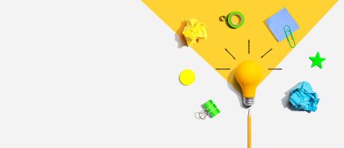 Bir ampul ve okul malzemeleri ile beyin fırtınası konsepti