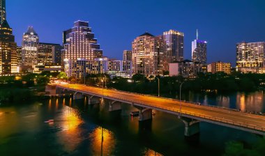 Austin Teksas şehir merkezi. Colorado nehri manzaralı.