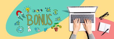 Bir dizüstü bilgisayar kullanarak kişi ile bonus