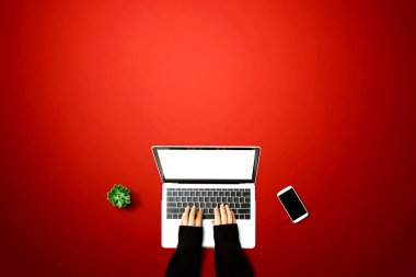 Yukarıdan dizüstü bilgisayar kullanan kişi