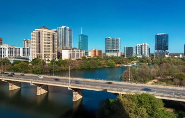 Austin Teksas şehir merkezi. Colorado nehri manzaralı.