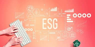 ESG - Bilgisayar klavyesi kullanan kişi ile Çevre, Sosyal ve Yönetim kavramı