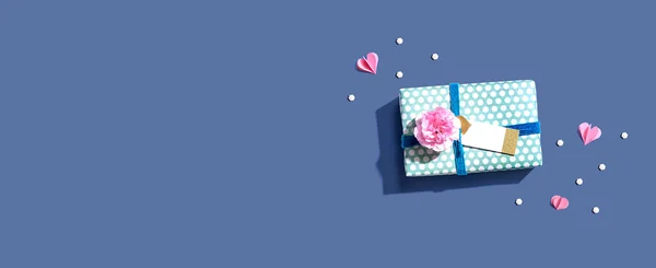 Tema Apprezzamento Con Una Confezione Regalo Fiore Garofano Rosa — Foto Stock