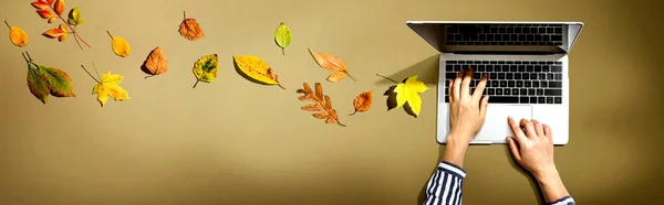 Осенние Листья Человеком Помощью Ноутбука Сверху — стоковое фото