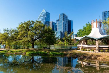 Austin Teksas şehir merkezi. Colorado nehri manzaralı.