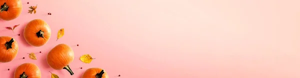 Jesienne Dynie Kolorowymi Liśćmi Nad Głową Widok Układanie Płaskie — Zdjęcie stockowe