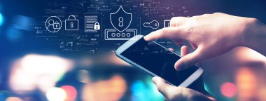 Geceleri bulanık şehir ışıklarıyla siber güvenlik teması