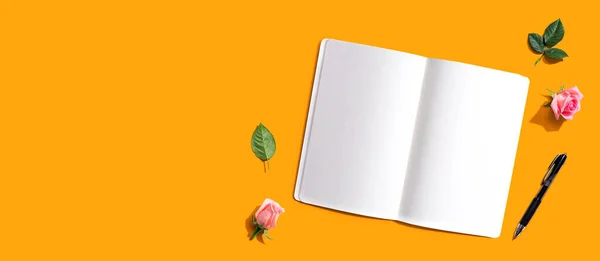 Открыть Блокнот Дневник Ручкой Сверху Розовым Бюджетом — стоковое фото