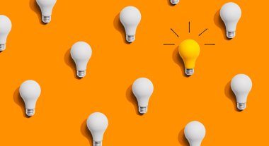 Benzersiz bir fikir ampul konsepti.