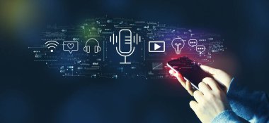 Akıllı telefon kullanan kişinin podcast temasıName