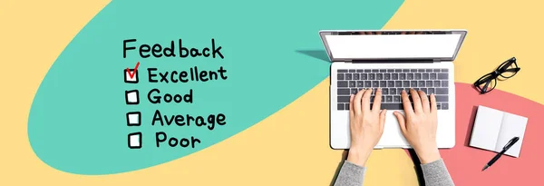 Feedback Con Persona Che Utilizza Computer Portatile — Foto Stock