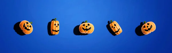 Miniatur Halloween Kürbisgeister Über Kopf Flach Liegend — Stockfoto