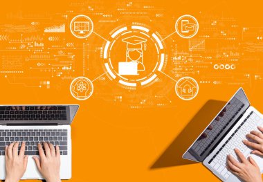 Dizüstü bilgisayarlarla çalışan insanlarla uzaklık öğrenme teması