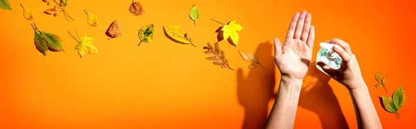 秋の葉とサニタイザージェルを適用する 医療と衛生の概念 — ストック写真