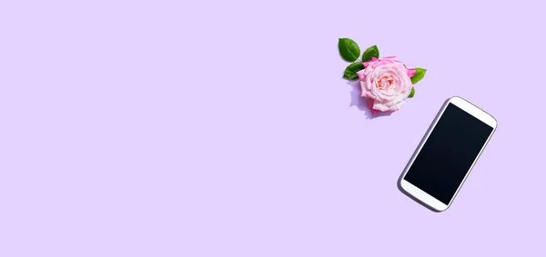 ピンクのバラとスマートフォン フラットレイ — ストック写真