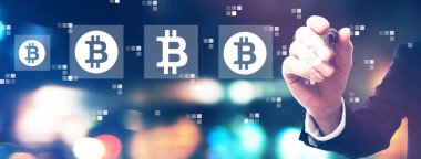 Bitcoin teması iş adamı ile birlikte gece şehir arka planında