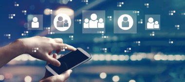 Akıllı telefon kullanan kişi ile sosyal bağlantılar teması