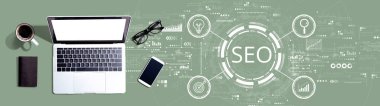 Masasında dizüstü bilgisayar olan SEO kavramı