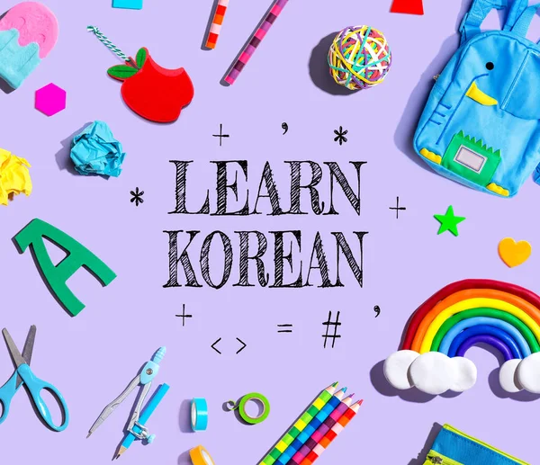 Mor Arka Planda Okul Malzemeleriyle Kore Temasını Öğrenin Düz Yatış — Stok fotoğraf