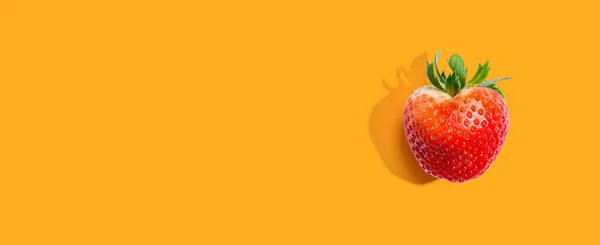 新鮮な赤いイチゴのオーバーヘッドビュー フラットレイ — ストック写真