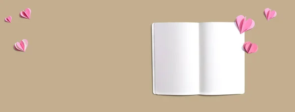 紙の心と白いノートブック 平置き — ストック写真