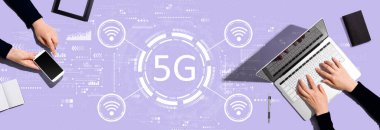 5G ağı ve iki kişi birlikte çalışıyor.