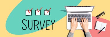 Bir dizüstü bilgisayar kullanarak kişi ile araştırma yap