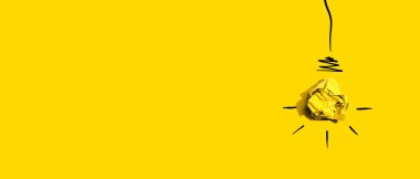 Buruşmuş bir ampulle beyin fırtınası konsepti