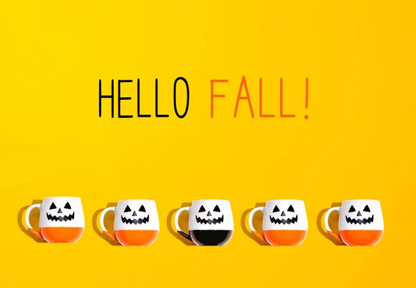 ハロウィーンゴーストマグカップとこんにちは秋のメッセージ フラットレイ — ストック写真