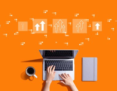 Dizüstü bilgisayar kullanan kişi ile yükselen ok teması