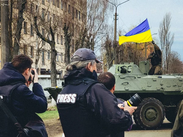 Tankın üzerinde Ukrayna bayrağı olan bir vatansever basın sözcüsü ve gazeteciler tarafından filme alınıyor, Ukrayna, 2022