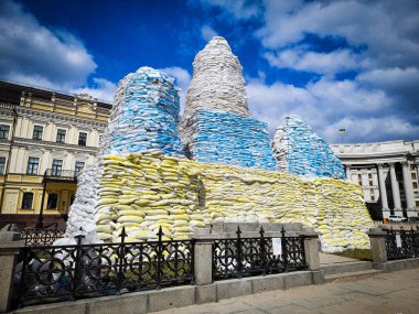 2022 'de Ukrayna' nın başkenti Kyiv 'deki savaş sırasında Prenses Olga' nın anıtı.