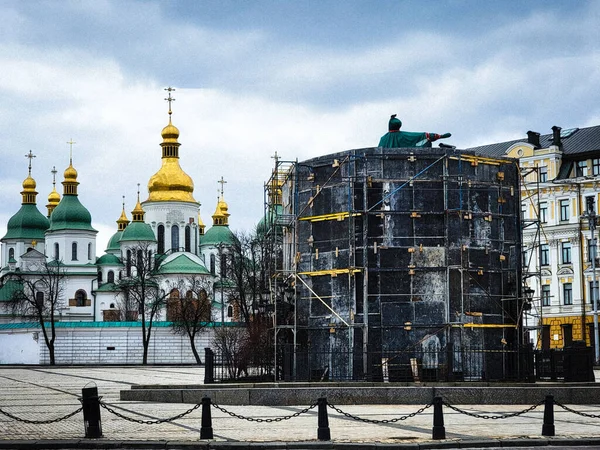 2022 yılında Ukrayna, Kyiv 'deki savaş sırasında Bohdan Khmelnytsky anıtı