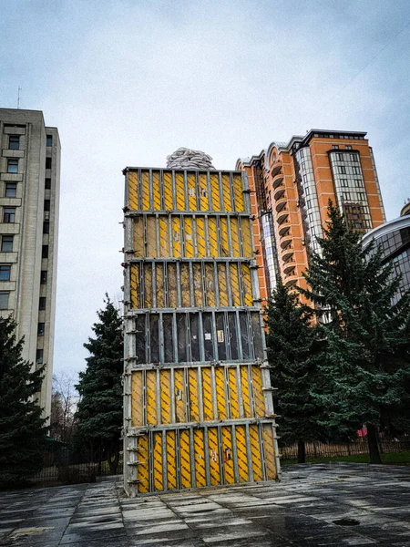 Ukrayna 'nın başkenti Kyiv' de 2022 yılında gerçekleşen savaş sırasında Lesya Ukrayna anıtı.