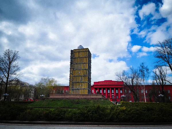 2022 yılında Ukrayna, Kyiv 'deki savaş sırasında Taras Shevchenko anıtı