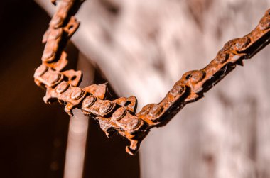 Zincirdeki dikenli tel